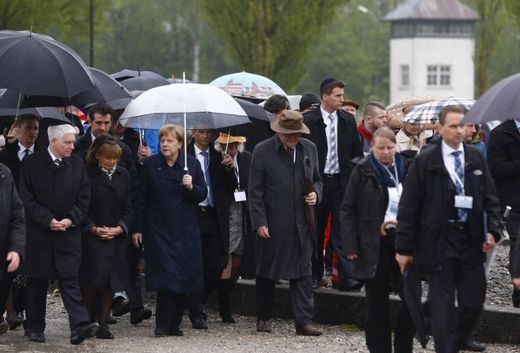 Merkelová v bývalém koncentračním táboře Dachau při oslavě 70. výročí konce války.