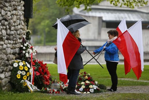 Mladí Poláci u památníku v Dachau.