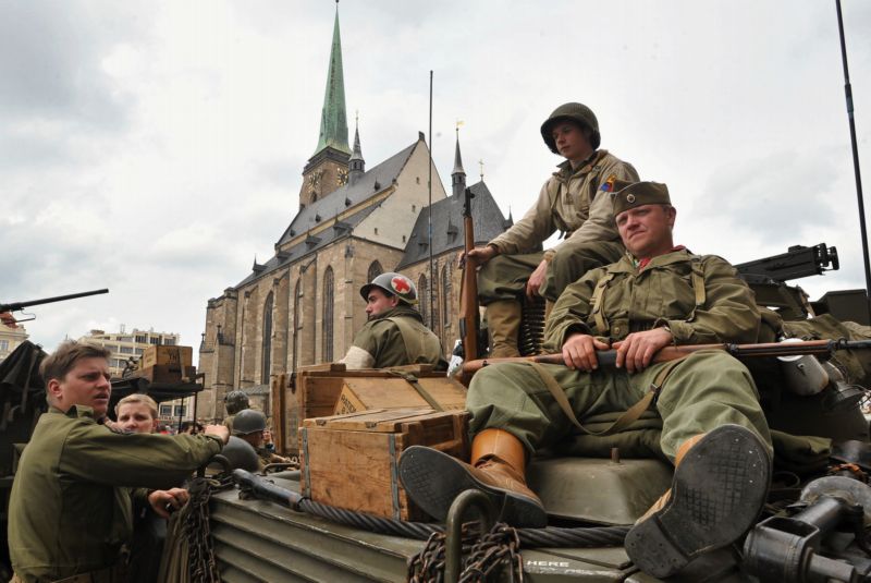 Potleskem a pokřikem davy vítaly 300 kusů historické i současné vojenské techniky. Potleskem a pokřikem davy vítaly 300 kusů historické i současné vojenské techniky.