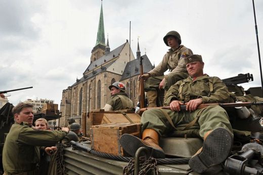 Potleskem a pokřikem davy vítaly 300 kusů historické i současné vojenské techniky.