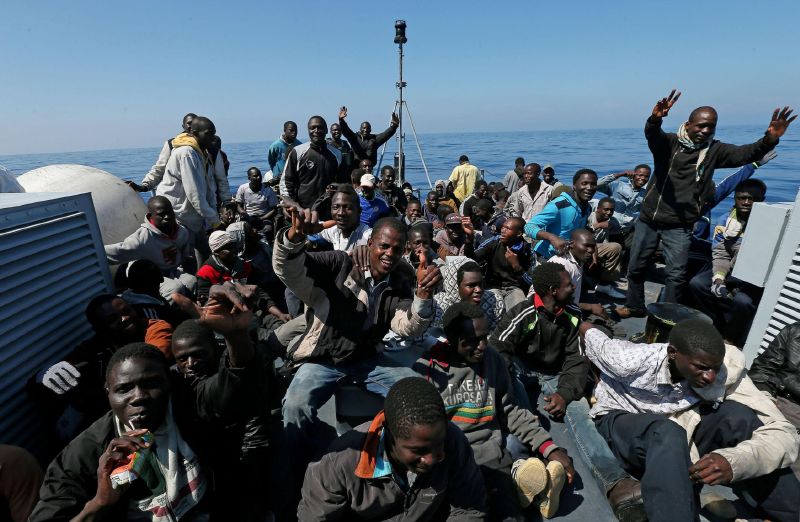 Uprchlíci z Libye, které zachránila italská pobřežní stráž.