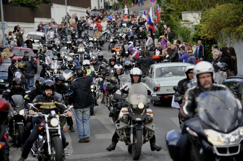 Kolem motorkářů z klubu Noční vlci se při odjezdu z bratislavského Slavína zformovala kolona motorek ze Slovenska, Česka, Maďarska a Rakouska.
