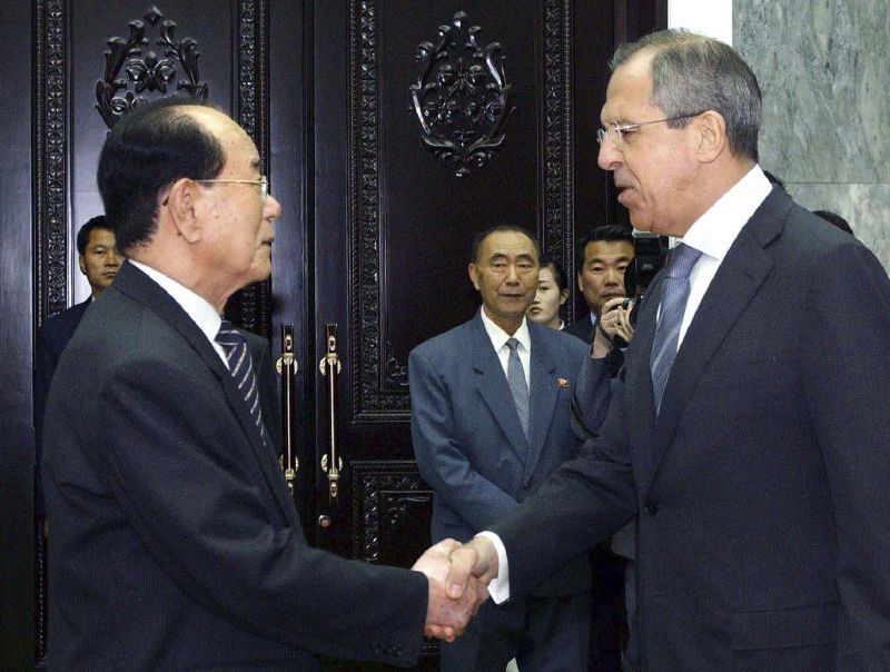 Předseda stálého výboru Nejvyššího lidového shromáždění Lim Jong-nam (vlevo) a ruský ministr zahraničí Sergej Lavrov.