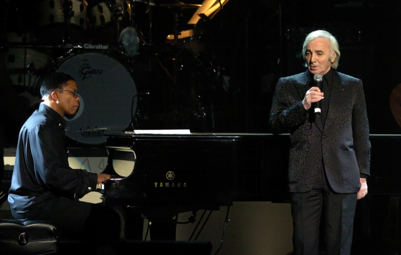 Charles Aznavour při svém New Yorském vystoupení.