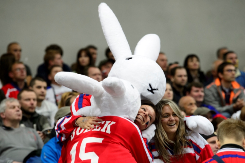 Maskoti hokejového mistrovství světa Bob a Bobek křepčí s fanoušky.