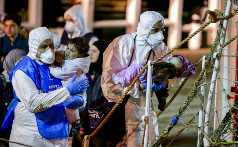 Italská stráž zachraňuje africké imigranty z přeplněných lodí.