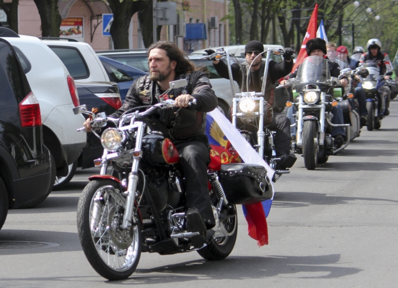 Vůdce Nočních vlků Alexander Zaldostanov se svým konvojem.