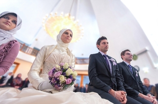Teď už prý můžou. Na muslimské svatbě.