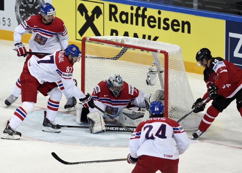 Jordan Eberle skórující první gól Kanady proti Česku.