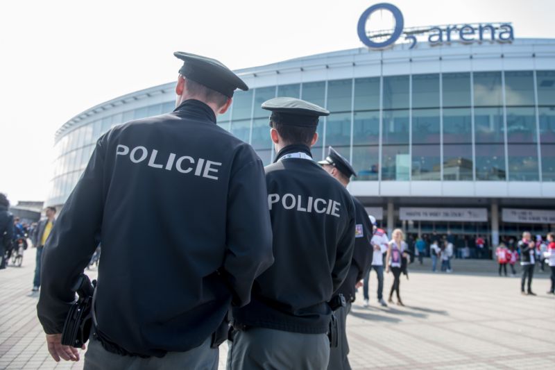 Policie v akci před O2 arénou. 