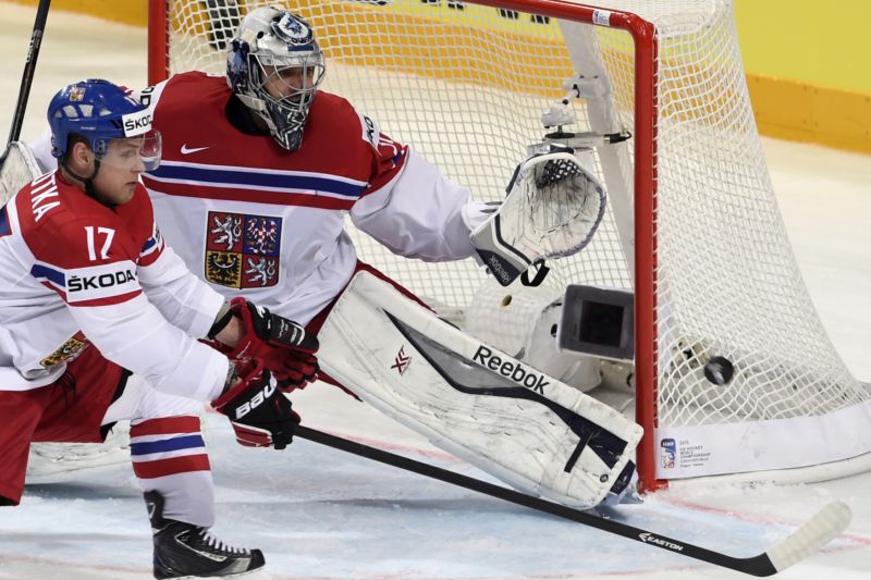 Gólman Pavelec v akci. 