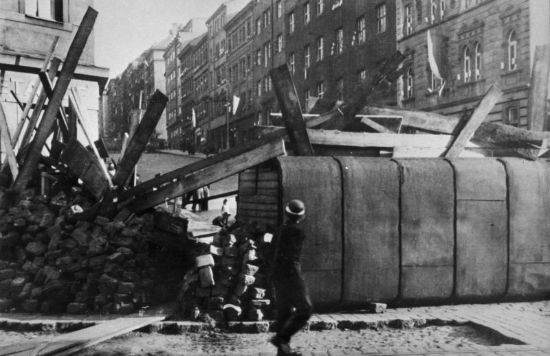Květnové povstání roku 1945 v Praze. Na snímku stavba barikády. Květnové povstání roku 1945 v Praze. Na snímku stavba barikády.