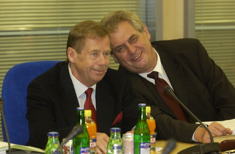 Bývalý prezident Václav Havel (vlevo) a současný prezident Miloš Zeman.