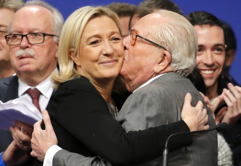 Jaen-Marie Le Pen objímá svou dceru Marine.