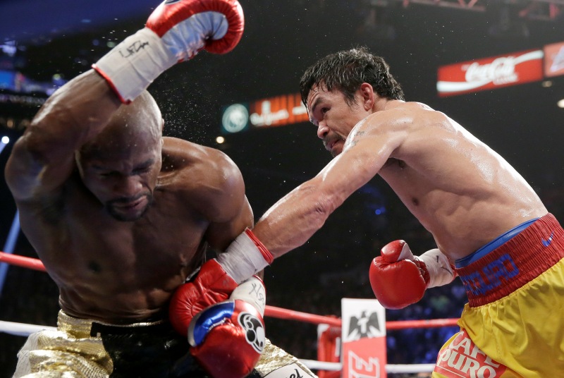 Manny Pacquiao (vpravo) v zápase s Američanem Floydem Mayweatherem 