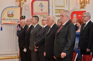 Zleva předseda Ústavního soudu Pavel Rychetský, premiér Bohuslav Sobotka, předseda Poslanecké sněmovny Jan Hamáček, předseda Senátu Milan Štěch, exprezident Václav Klaus a prezident Miloš Zeman na slavnosti k příležitosti sedmdesátého výročí konce druhé světové války.