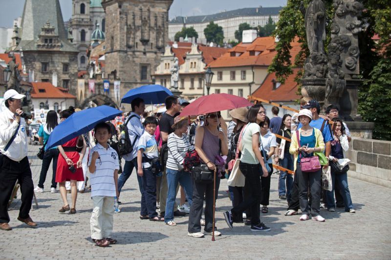 Turisté na Karlově mostě v Praze (ilustrační foto). Turisté na Karlově mostě v Praze (ilustrační foto).