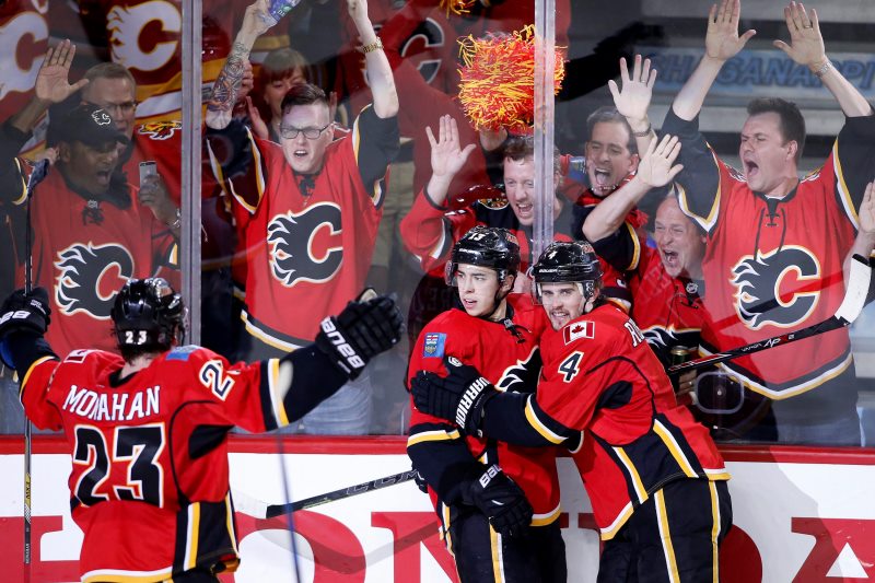Hokejisté Calgary otočili třetí zápas 2. kola play-off NHL s Anaheimem, zvítězili 4:3 v prodloužení a snížili stav série na 1:2. 