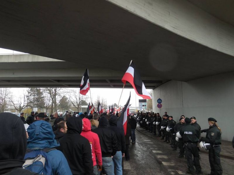 Skupina OSS při demonstraci v Dortmundu.