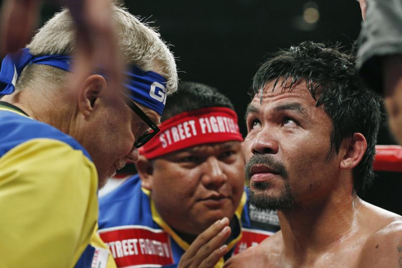 Boxer Manny Pacquiao a jeho manažerský tým čelí žalobě za to, že před "zápasem století" s Floydem Mayweatherem neinformovali pravdivě o zranění ramena. 
