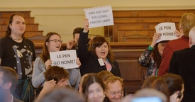 Protest aktivistů proti Marii Le Penové ve sněmovně.