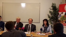 Prorektor Petr Kolář (uprostřed).