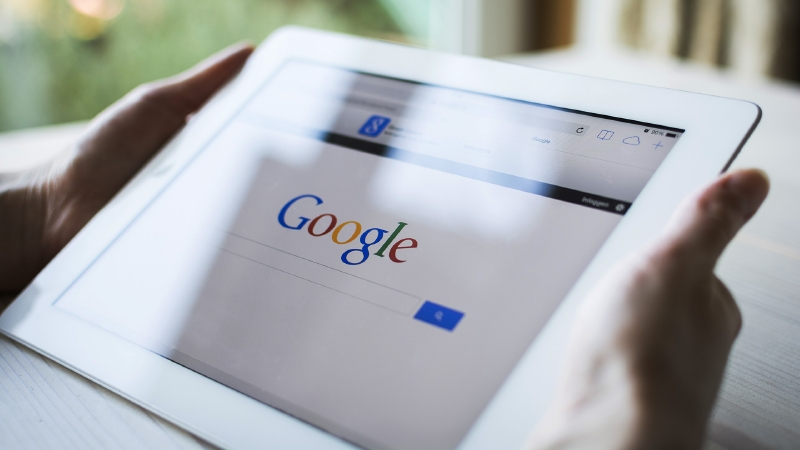 Google nyní obdrží více dotazů od lidí, kteří používají mobilní zařízení, jako jsou chytré telefony, než od lidí, kteří vyhledávají z klasického PC.