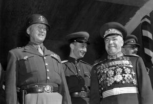 Americký generál George Patton (vlevo) a maršál sovětských vojsk Georgij Žukov (vpravo) v Berlíně.