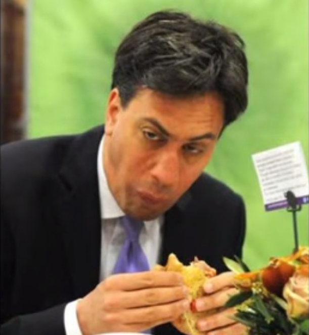 Ed Miliband při pojídání sendviče.