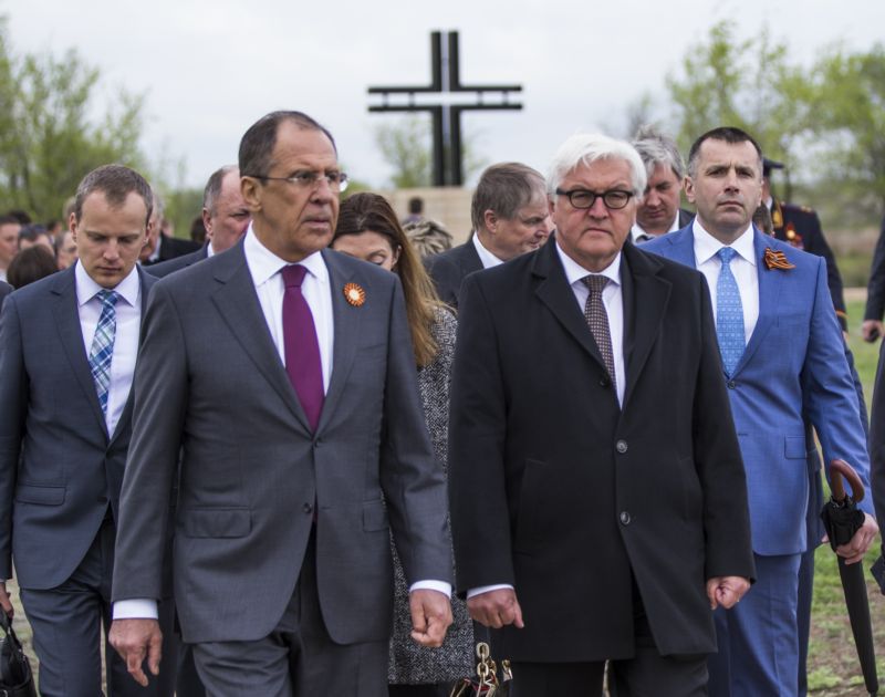 Ruský ministr zahraničí Sergej Lavrov se svým německým protějškem Frankem-Walterem Steinmeierem navštívili hřbitov německých vojáků poblíž Volgogradu.