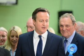 Šťastný David Cameron po vyhlášení prvních odhadů.