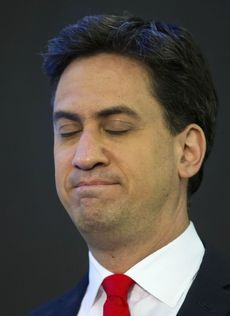 Vůdce labouristů Ed Miliband moc důvodů k radosti nemá. Jeho strana dopadla mnohem hůř, než odhadovaly průzkumy.