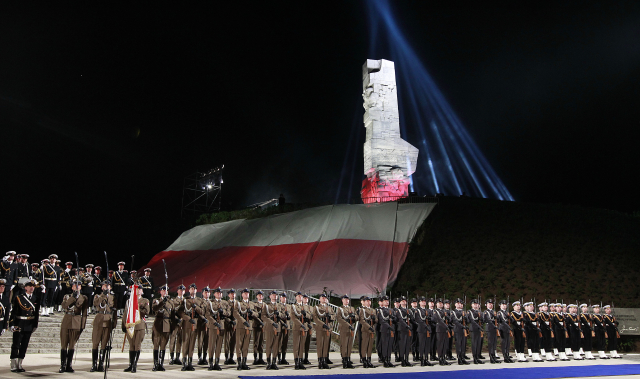 Polské námořnictvo u pomníku padlých Poláků ve Westerplatte Polské námořnictvo u pomníku padlých Poláků ve Westerplatte