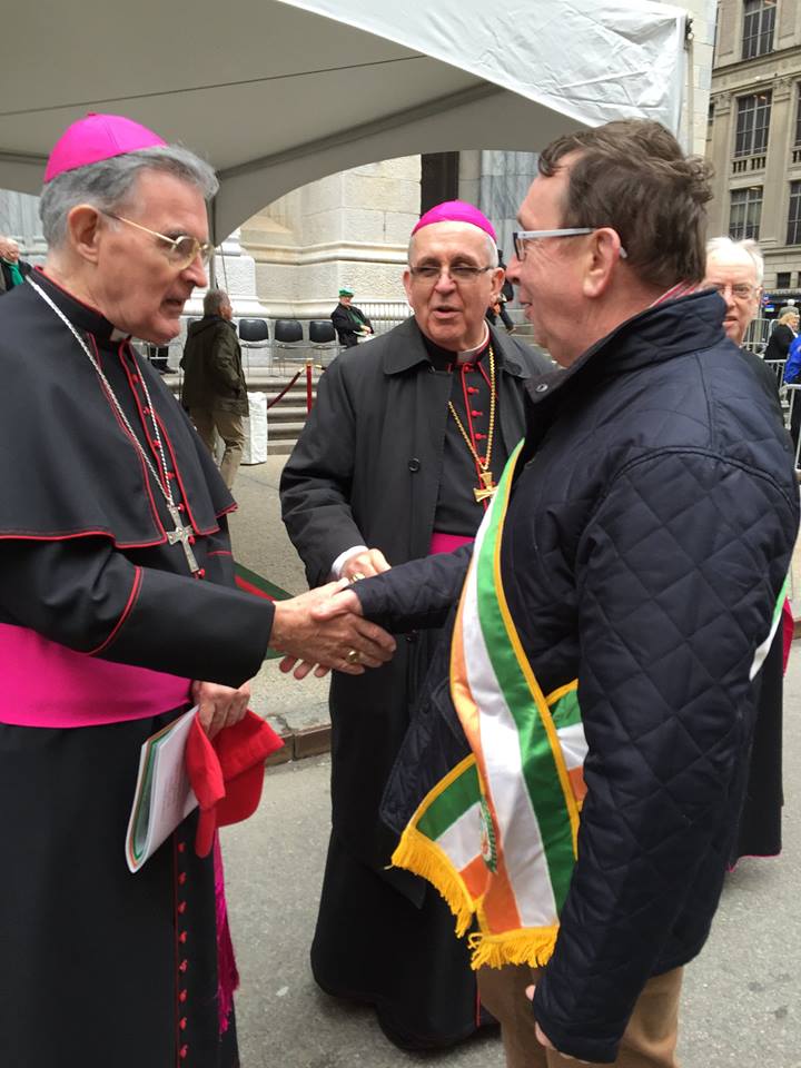 Otec Kelly na průvodu svatého Patrika v New Yorku.