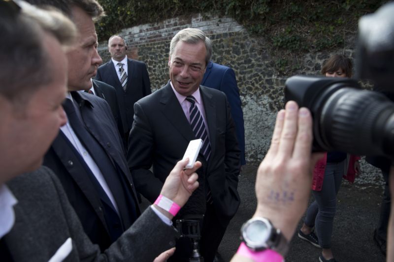 Podle předvolebních slibů by měl Nigel Farage rezignovat.