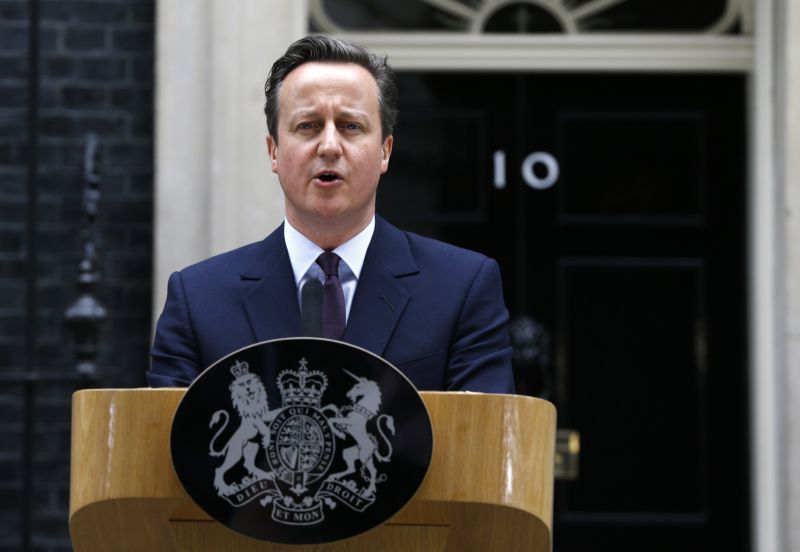 David Cameron může zůstat v Downing Street 10 a říká, že referendum bude.