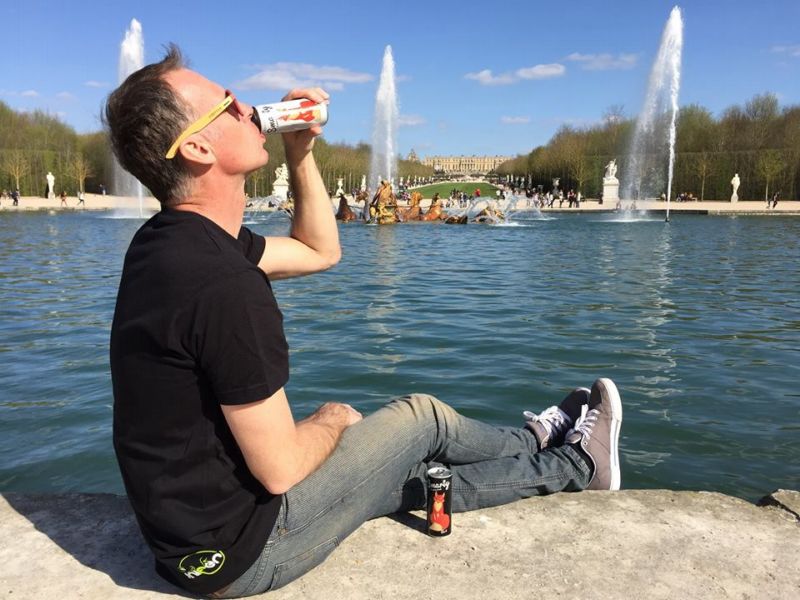 Dominik Hašek bere Smartyho všude s sebou. Tady ho například hrdě pije ve Francii.