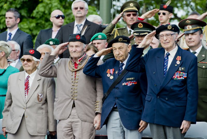 Váleční veterání při oslavách 70. výročí na pražském Vítkově.