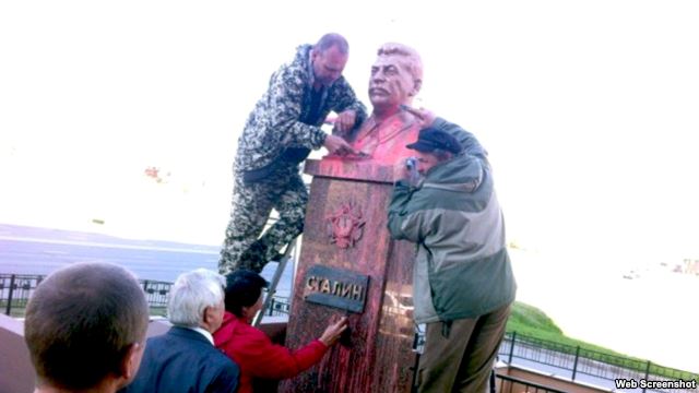 Stalinovu bustu údajně polila žena růžovou barvou dne 8. května.