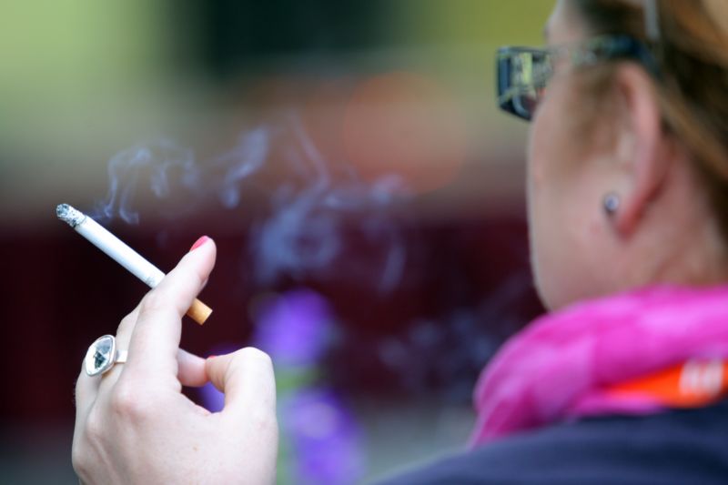 Navrhovaný protikuřácký zákon umožní obcím zakázat lidem zapálit si cigaretu prakticky kdekoli.