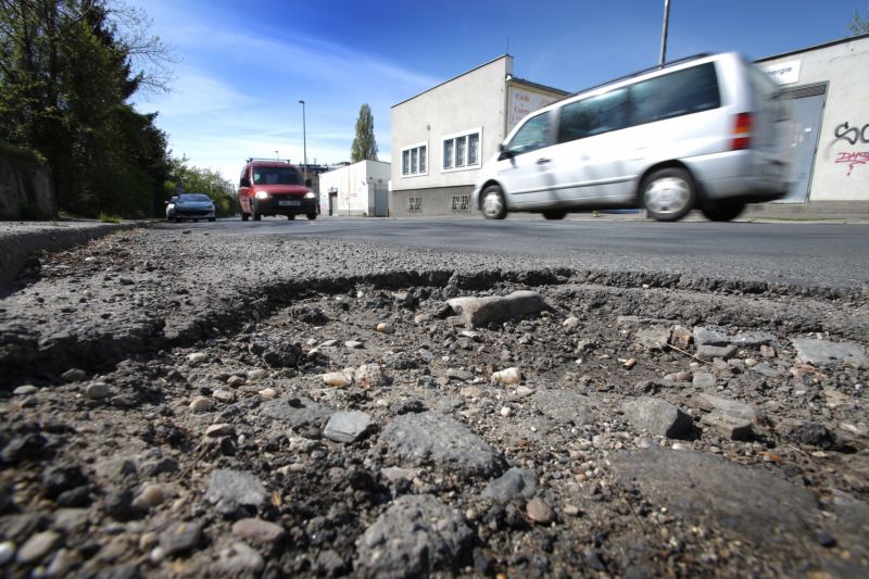 Rozbité silnice ročně zničí stovky automobilů. Donedávna měli řidiči smůlu (ilustrační foto).