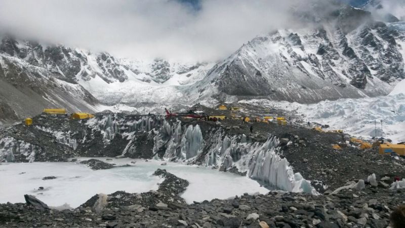 Evakuace základního tábora na Mount Everestu po zemětřesení, které strhlo lavinu, jež zabila devatenáct lidí.