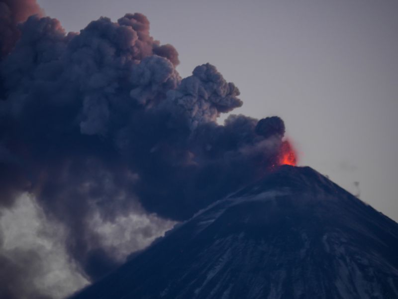 Nejvyšší kamčatská sopka Ključevskaja při erupci v roce 2013.