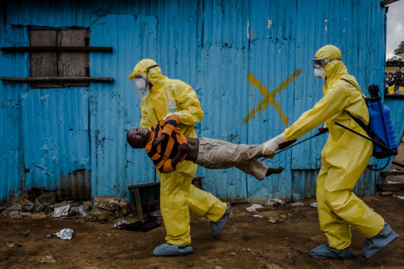 Foto, které dostalo Pulitzerovu cenu, zachycující nakaženého chlapce odnášeného do centra pro léčbu eboly.