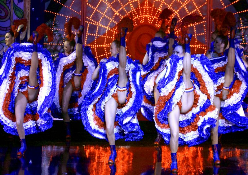 Varietní vystoupení v Moulin Rouge.