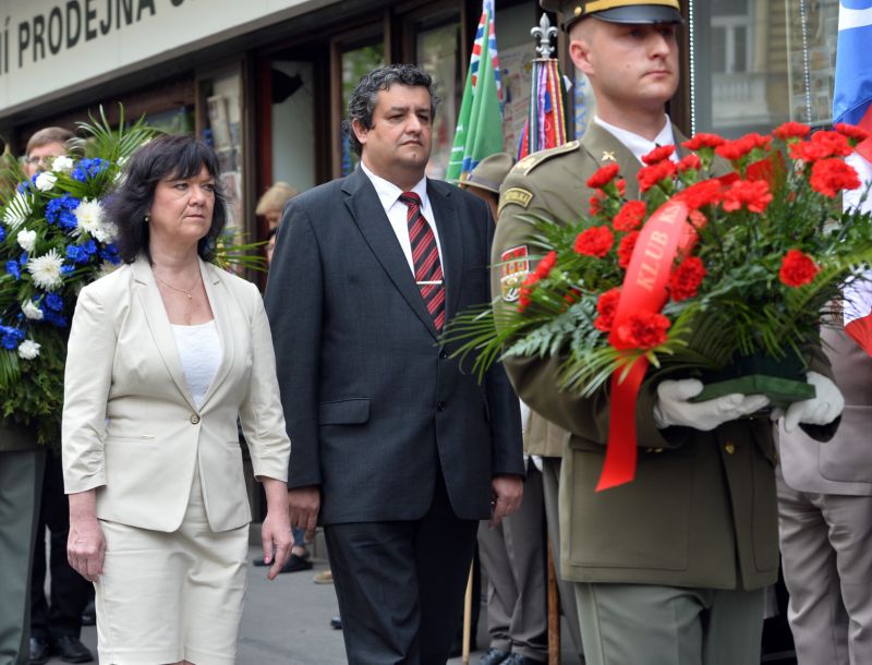  Na snímku jsou zástupci KSČM obdivovatelka Stalina Marta Semelová a Petr Šimůnek.