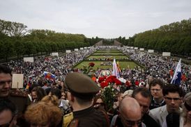 Ve čtvrti Treptow se shromáždil pestrý dav, který podle odhadu policie vytvořilo kolem dvanácti tisíc lidí, mezi nimiž bylo hodně Rusů, ale i váleční veteráni.