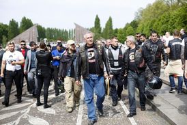 Bez jakýchkoli incidentů u berlínských památníků vzpomněli obětí války i ruští motorkáři z klubu Noční vlci, který v rámci oslav jubilea konce druhé světové války uspořádal kontroverzní jízdu z Moskvy do Berlína.