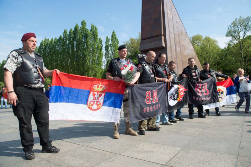 Noční vlci v Berlíně uctili památku padlých sovětských vojáků.