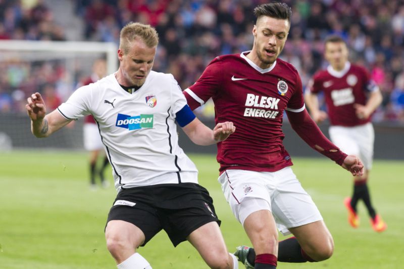 Václav Kadlec v souboji s Davidem Limberským.